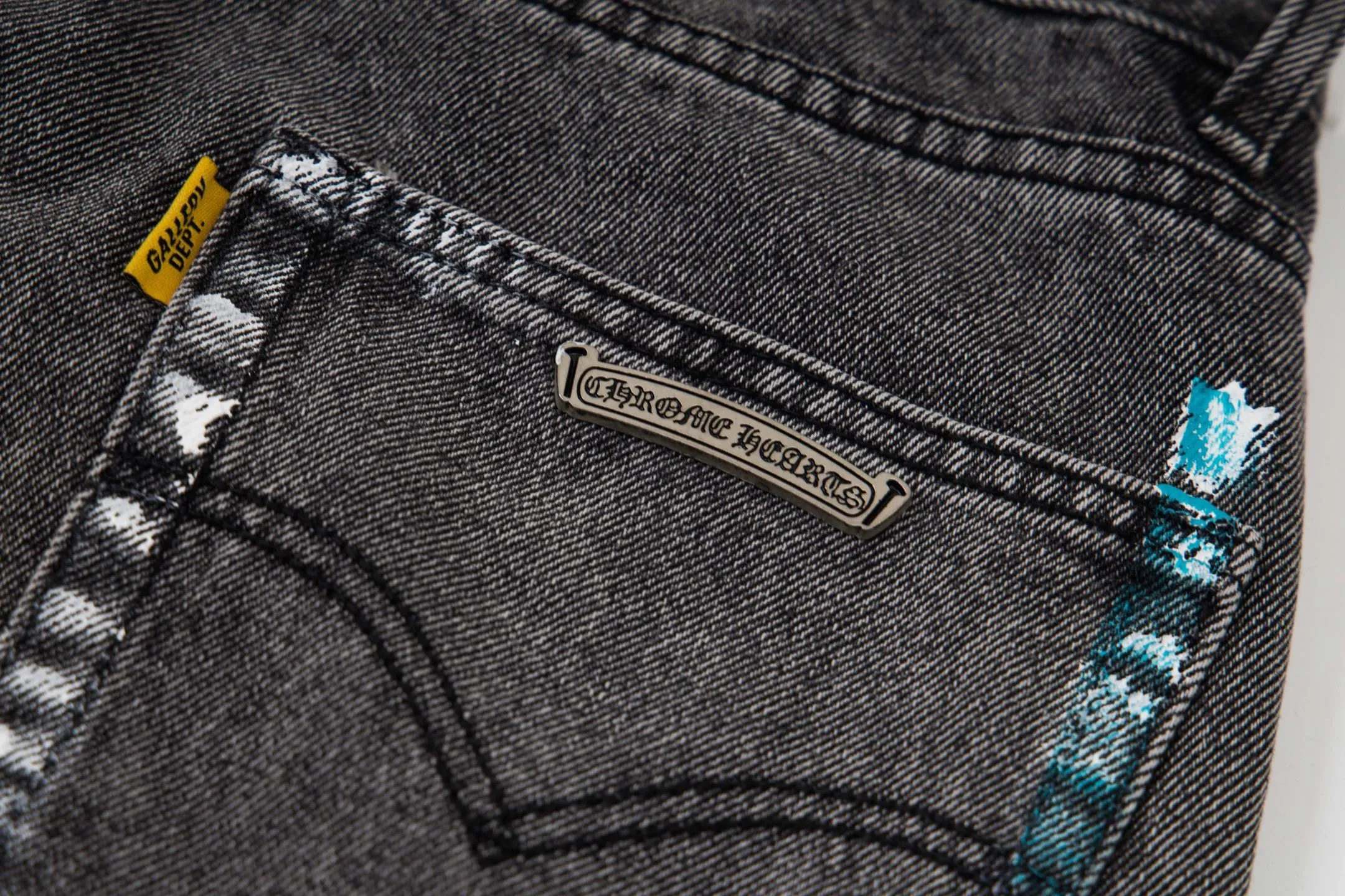 💰330 Top Version GALLERY DEPT & Chrome Hearts Chrome Hearts co-branded large logo blue, yellow, black and white multi-color spliced ​​washed jeans, truly restores the ultimate vintage texture, three-dimensional version, loose and comfortable, not picky about the figure, taller and slimmer, large factory Seiko, original factory quality control, same style for men and women, can be matched with couples, versatile recommendation, must-have jeans for all seasons, fashionable people have been disappointed. From the quality selection of fabrics, the tailoring of details, and the matching of patterns, they are all impeccable! The upper body is so handsome when worn...it can be easily worn by men, women and children! The craftsmanship is made of heavy-duty washed pure cotton denim fabric. After washing, it is soft and thick. It is very stylish when worn on the body. Style number: 1788# Color: black Size: 28 30 32 34 36